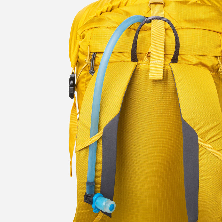 Mountain Equipment Orcus 22+ Backpack Outdoor Action Sulphur - Close up back hydration tube image