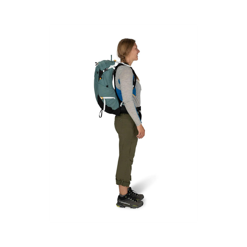 Osprey Sirrus 24 Backpack Outdoor Action Succulent Green - Side Fit
