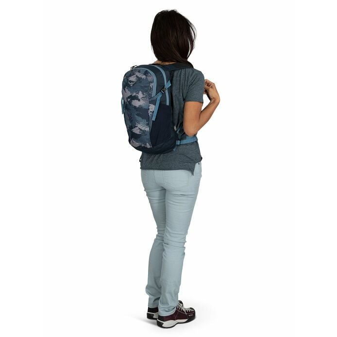 Osprey Daylite Backpack Outdoor Action- Back fit